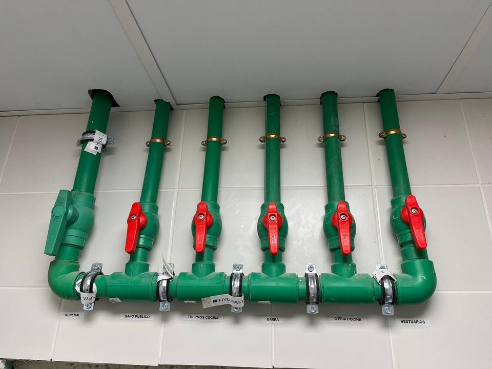 Colector de agua con llaves de corte por zonas y etiquetado