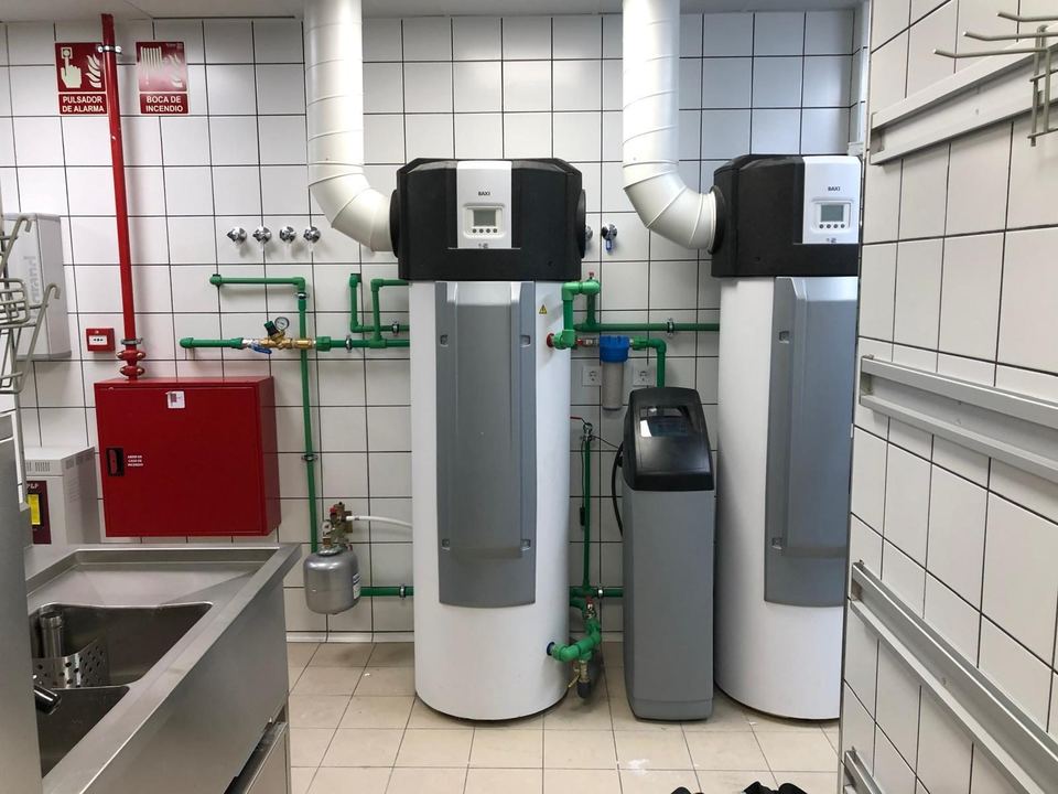 Equipos de agua caliente por aerotermia y descalcificador en cocina industrial