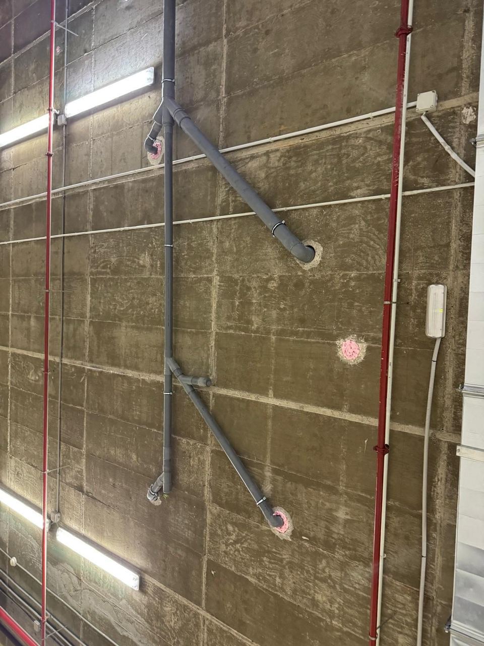 Bajantes de PVC sobre muro de hormigón