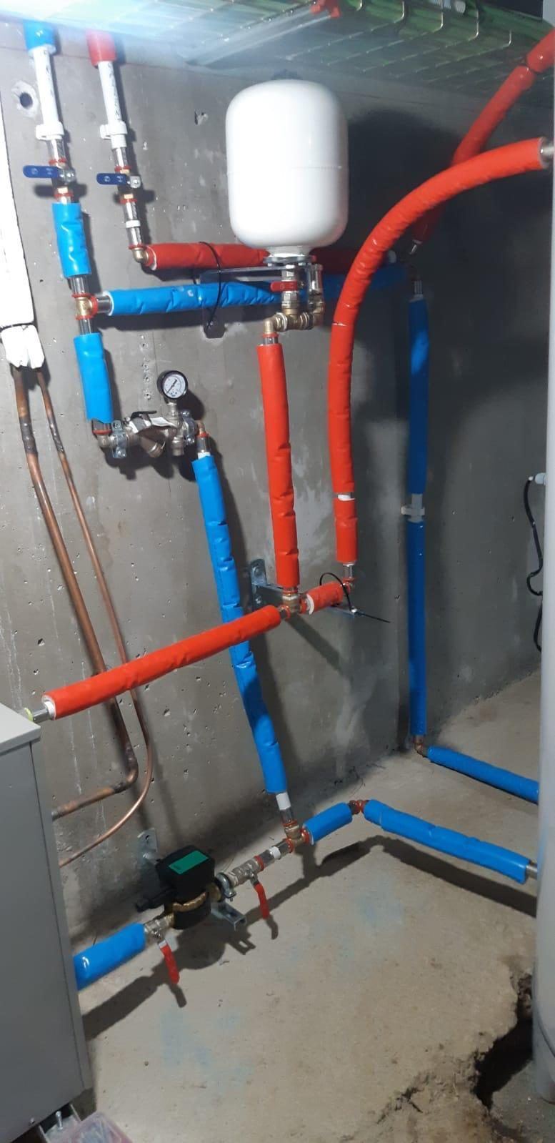 Instalación hidráulica de aerotermia con tuberías aisladas